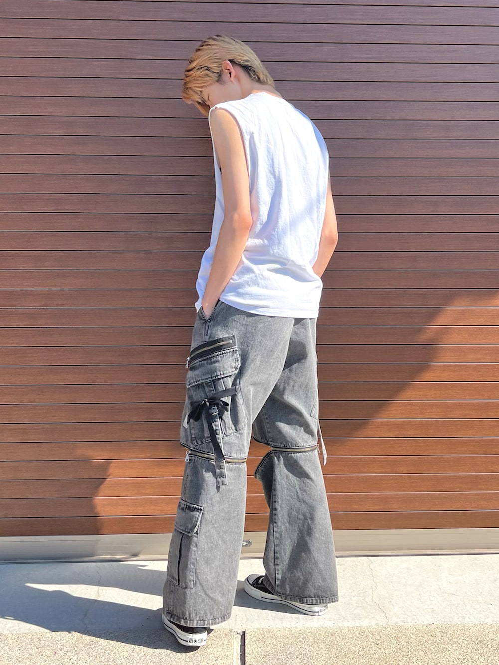 「息子コーデ、帰省、古着MIX、HARE、コンバース」｜「HAREの2WAY-ZIPカーゴデニムパンツ(HARE)（デニムパンツ、グレー系）」を使った、haruさん（メンズ・176cm）の夏コーディネートの3枚目の写真