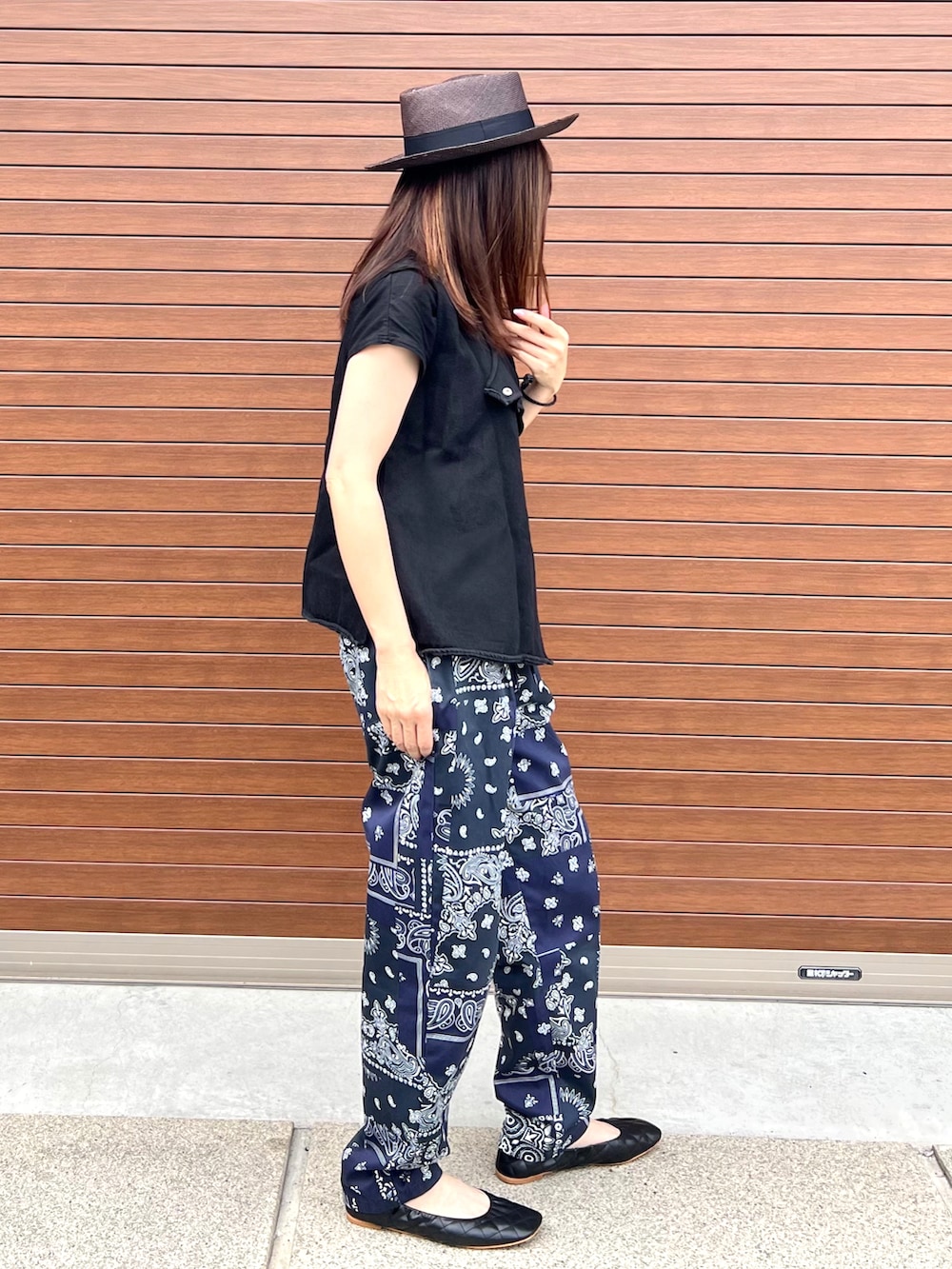 「ペイズリー、ペイズリー柄パンツ、デニムベスト」｜「FREAK'S STOREのアイテム（その他パンツ、ブルー系）」を使った、haruさん（レディース・159cm）の夏コーディネートの2枚目の写真