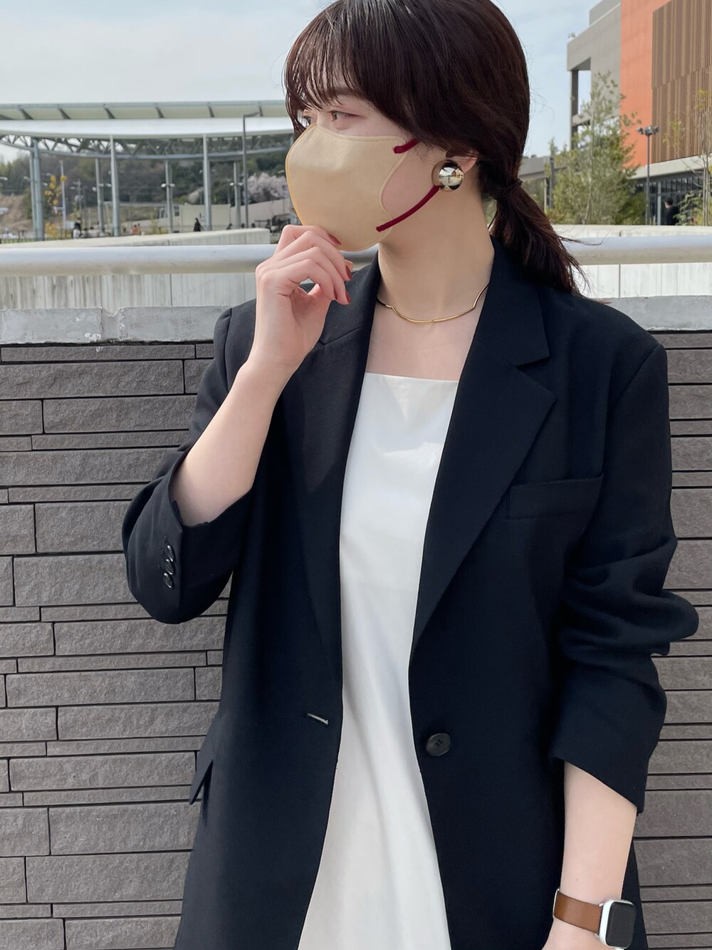 「春コーデ、お洒落さんとつながりたい、お花見、シンプルコーデ、モノトーン、ワンピース、ジャケット、休日スタイル」｜「Mila Owenのビックシルエットライトテーラードジャケット（テーラードジャケット、ブラック系）」を使った、naさん（レディース・160cm）の春コーディネートの2枚目の写真