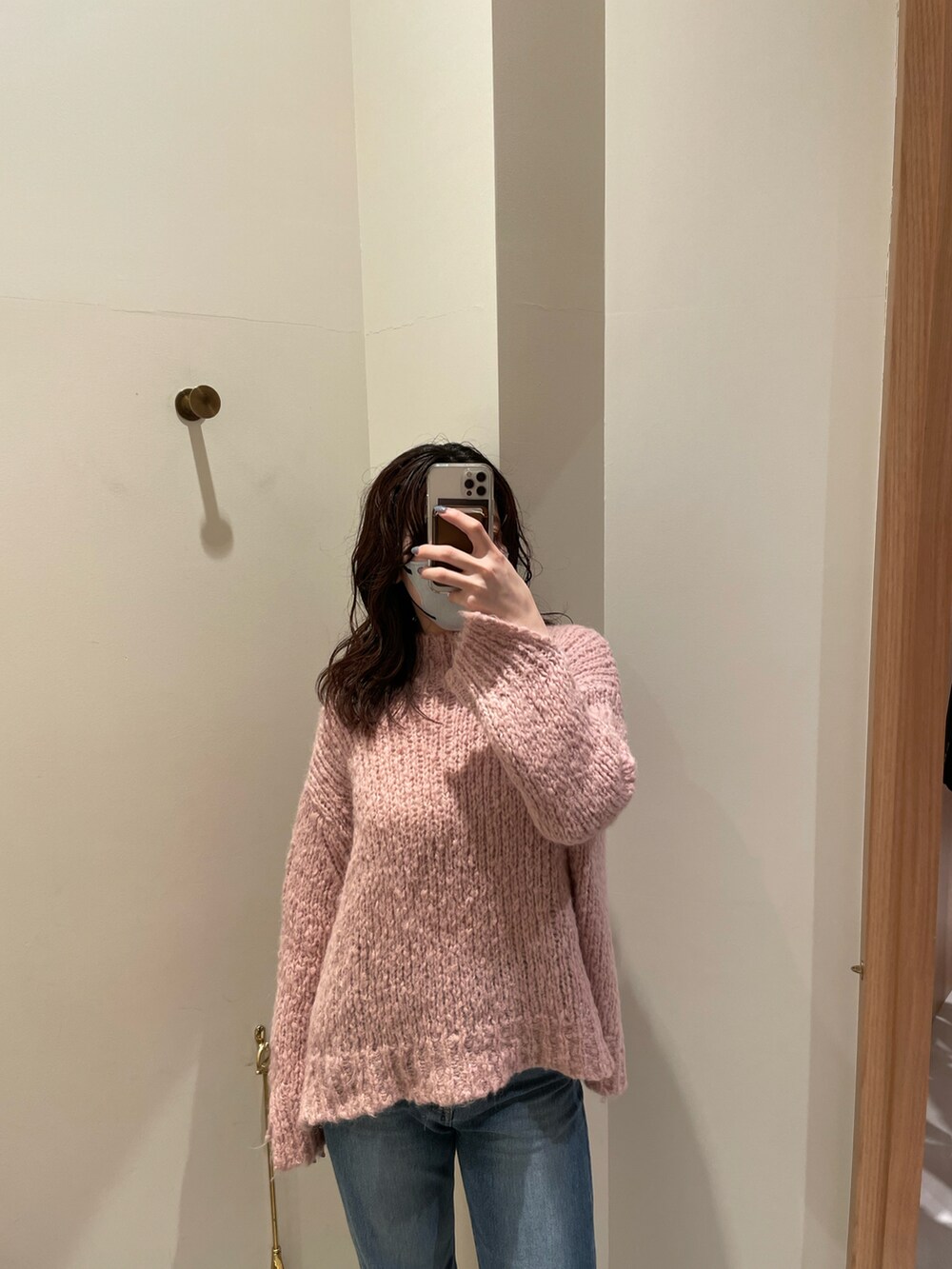 ピンク系のニット/セーターを着用したレディースの春コーディネートの2枚目の写真