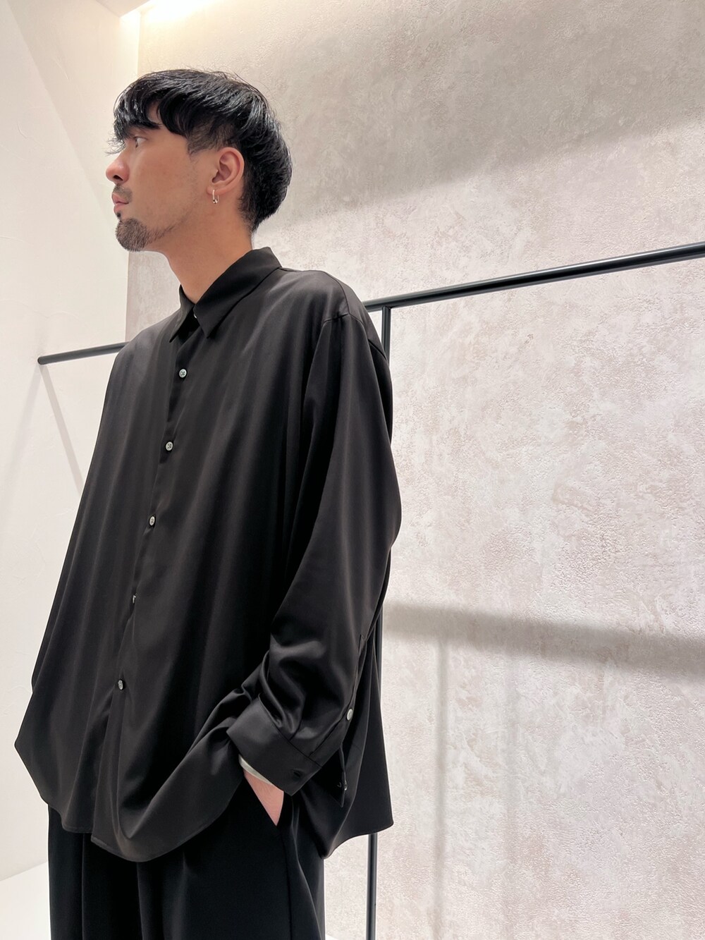 ブラック系のシャツ/ブラウス、ブルー系のショルダーバッグ、ブラック系のスラックスを着用したメンズの夏コーディネートの4枚目の写真