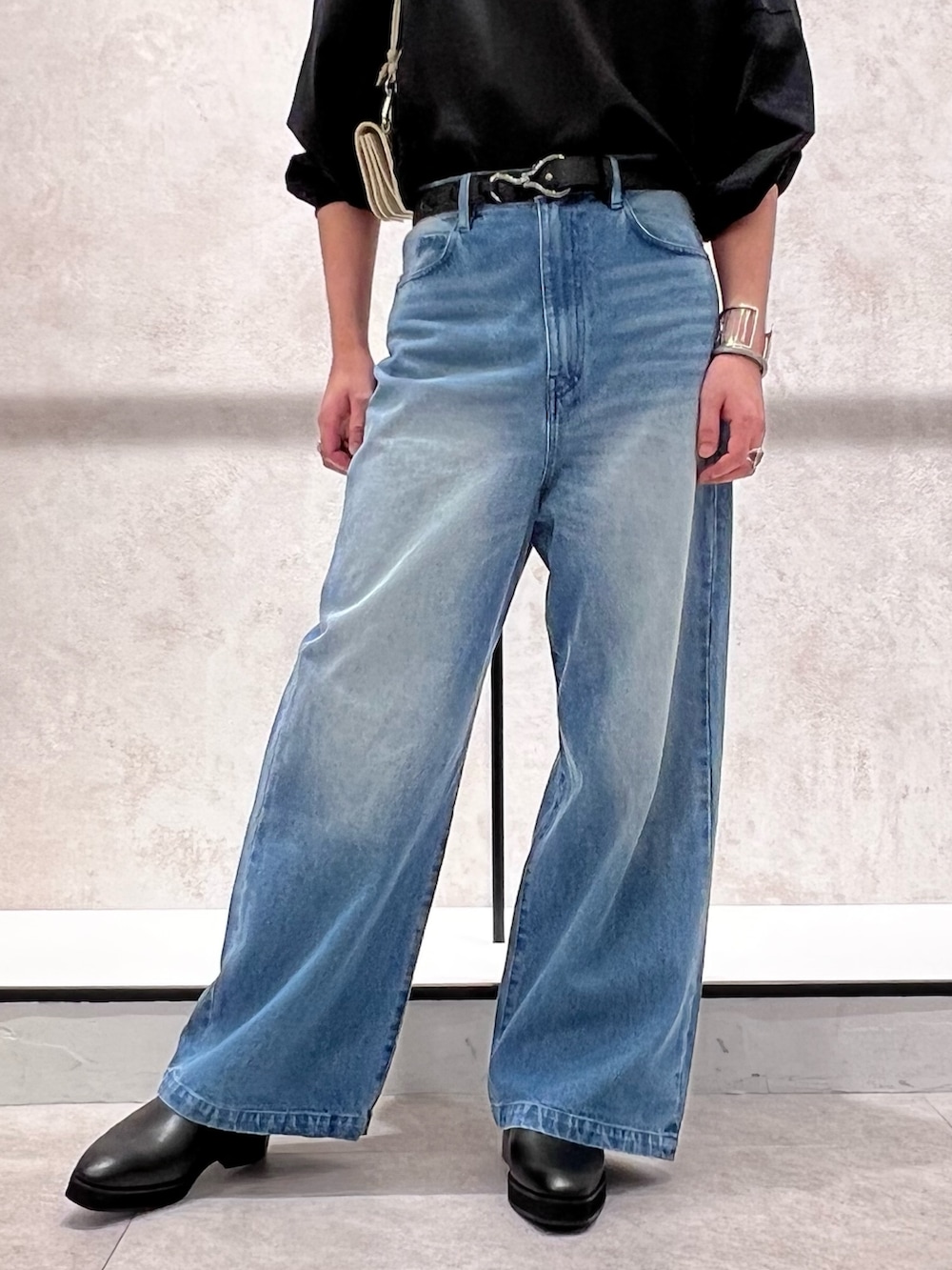 「ビッグシルエット、モード、大人カジュアル、秋服準備はじめました、厚底シューズ、タックイン、デニム、ワイドデニム、エレファントジーンズ、ブーツ、サイドゴアブーツ、フックバックルベルト、Lui's、iTTi、ウォレットショルダー」｜「Lui'sのコード付ジャケット（テーラードジャケット、イエロー系）」を使った、TOMOYOSEさん（メンズ・177cm）の夏コーディネートの5枚目の写真
