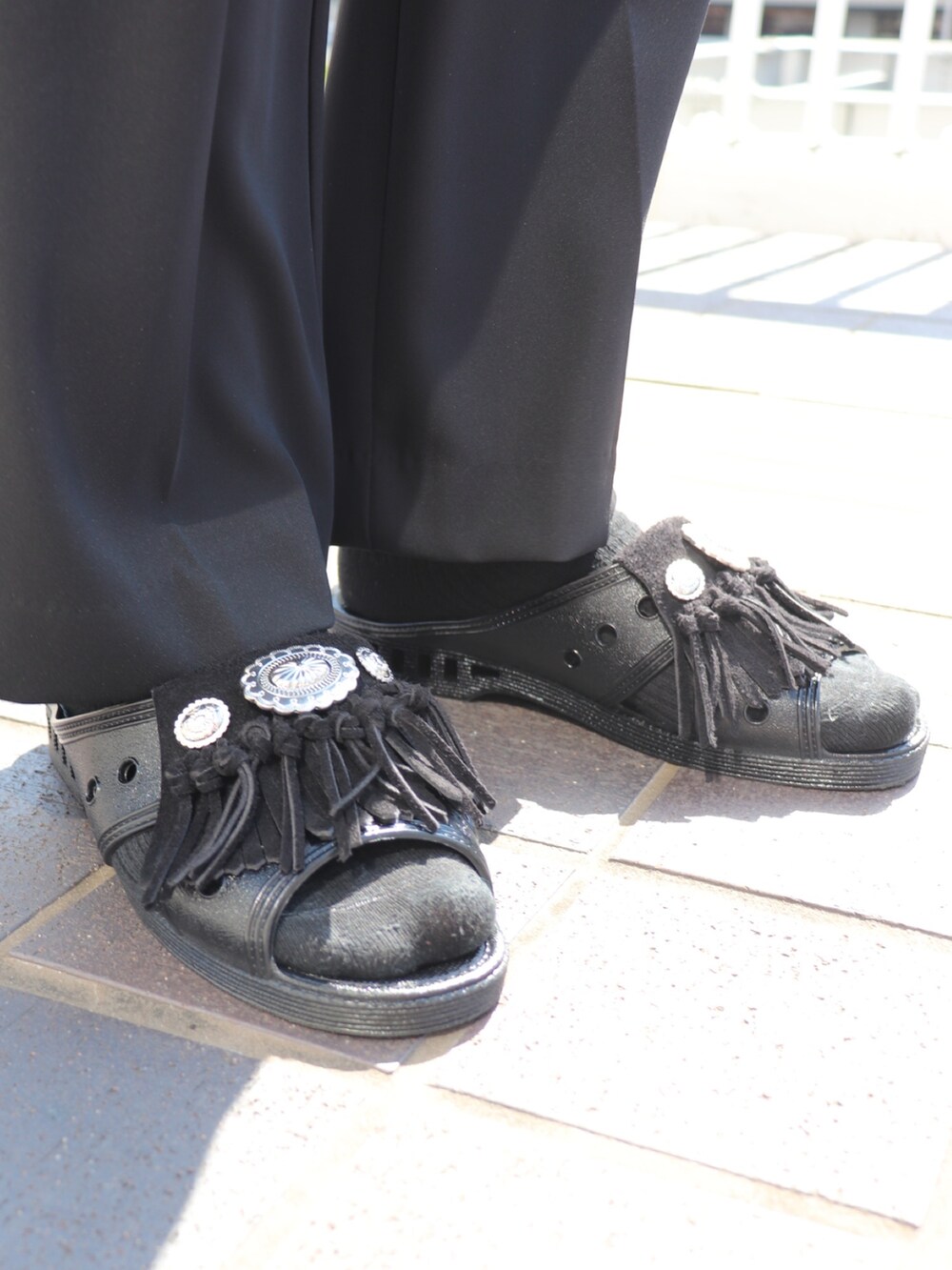 ブラック系のTシャツ/カットソー、ブラック系のテーラードジャケット、ブラック系のその他パンツを着用したメンズの春コーディネートの5枚目の写真