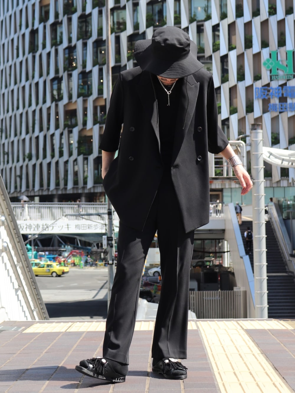 ブラック系のTシャツ/カットソー、ブラック系のテーラードジャケット、ブラック系のその他パンツを着用したメンズの春コーディネートの2枚目の写真