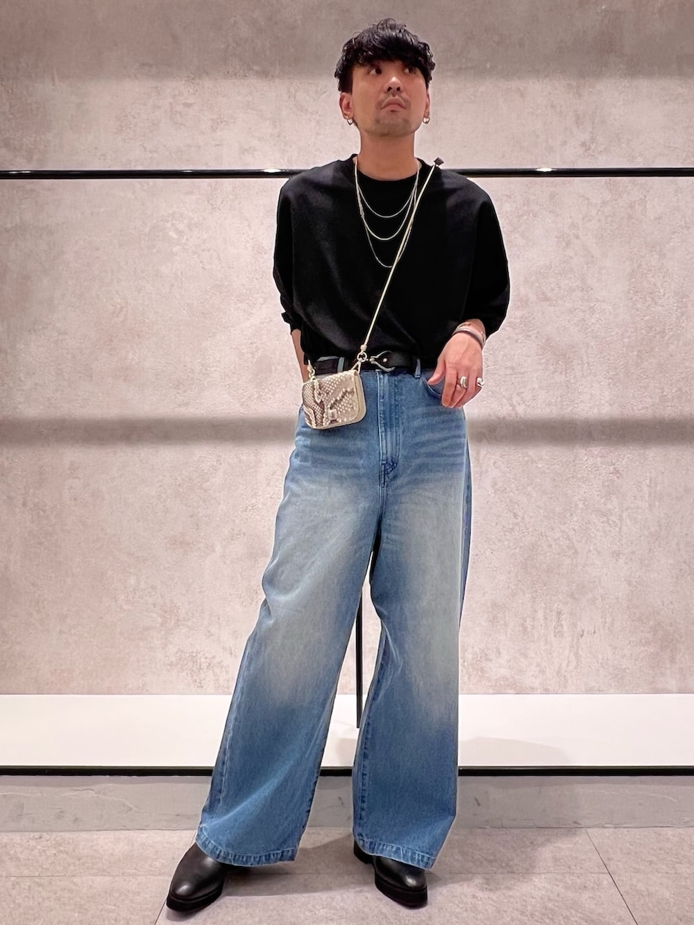 「ビッグシルエット、モード、大人カジュアル、秋服準備はじめました、厚底シューズ、タックイン、デニム、ワイドデニム、エレファントジーンズ、ブーツ、サイドゴアブーツ、フックバックルベルト、Lui's、iTTi、ウォレットショルダー」｜「Lui'sのコード付ジャケット（テーラードジャケット、イエロー系）」を使った、TOMOYOSEさん（メンズ・177cm）の夏コーディネートの3枚目の写真