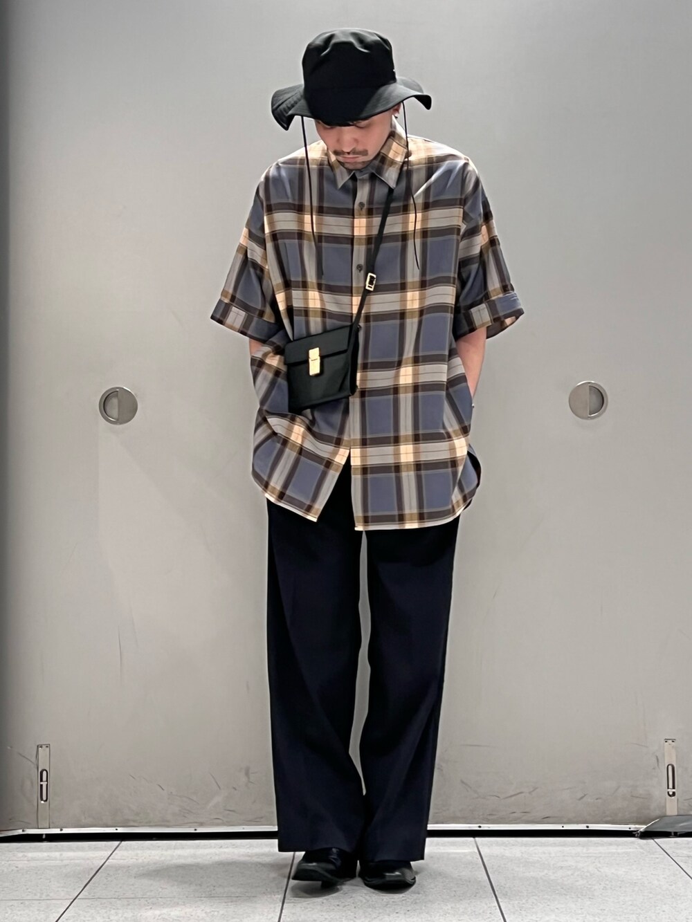 グレー系のシャツ/ブラウス、ブラック系のショルダーバッグ、ブラック系のTシャツ/カットソーを着用したメンズの春コーディネートの2枚目の写真