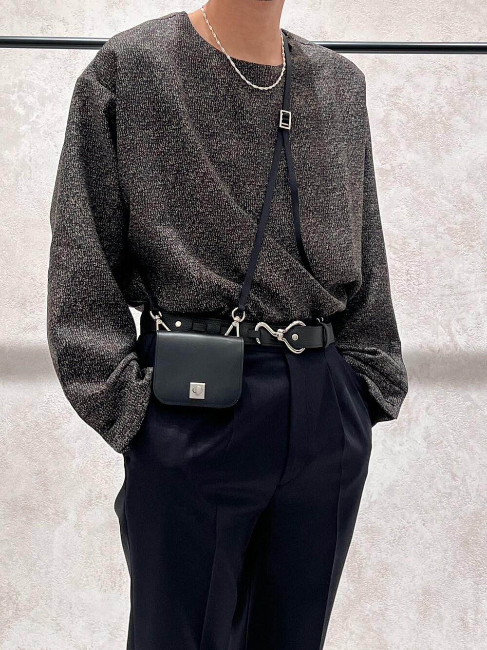 ブラック系のTシャツ/カットソー、ブラック系のその他パンツ、ブラック系のトートバッグを着用したメンズの夏コーディネートの2枚目の写真