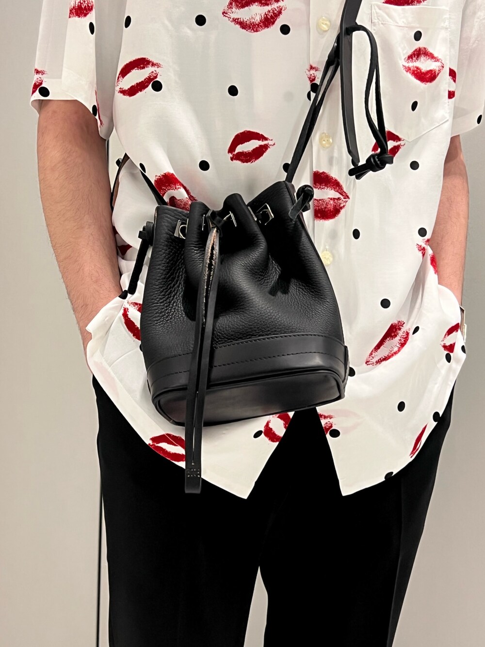 ホワイト系のシャツ/ブラウス、ブラック系のトートバッグ、ブラック系のその他パンツを着用したメンズの春コーディネートの2枚目の写真