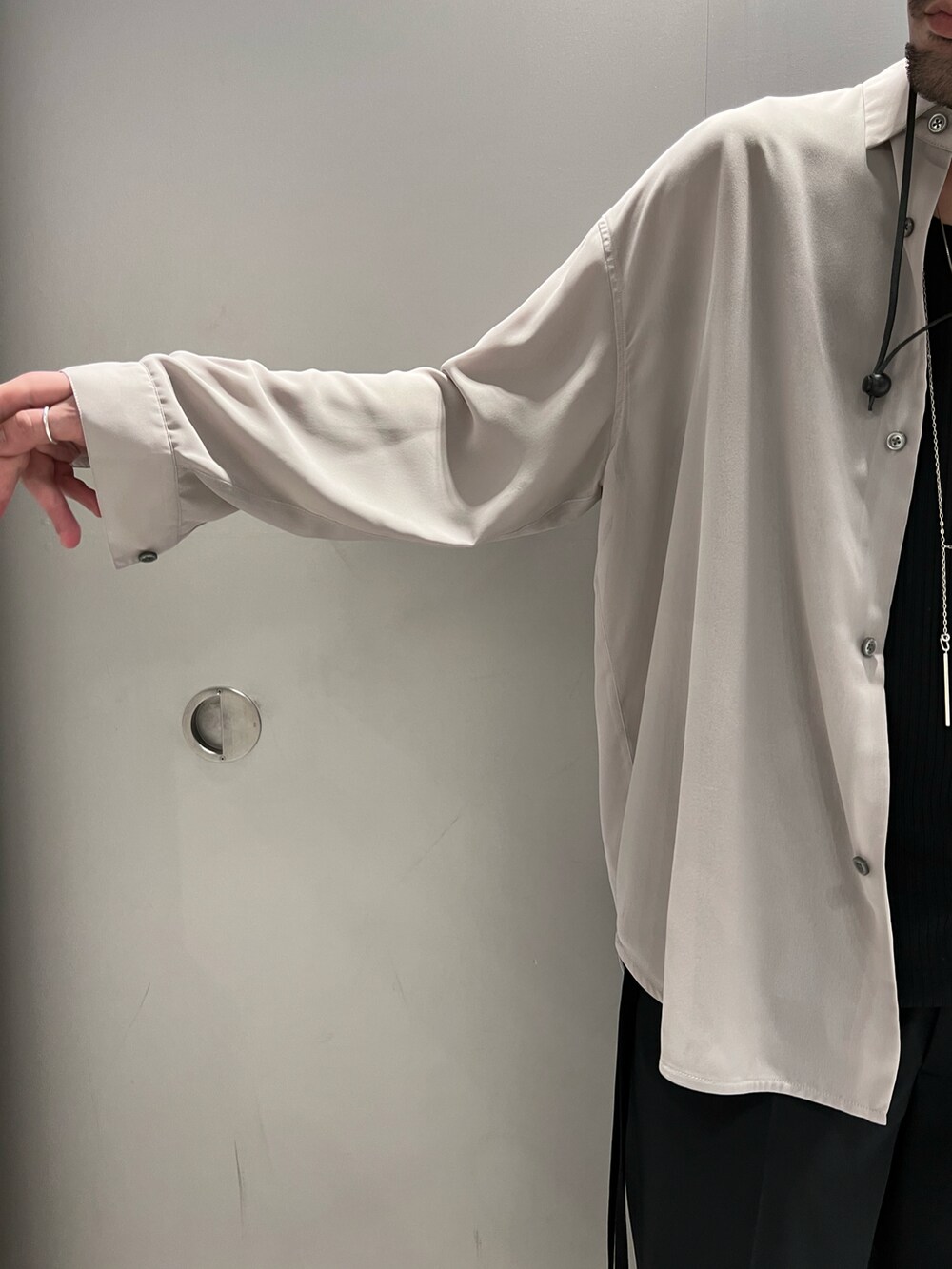 グレー系のシャツ/ブラウス、ブラック系のトップス、ブラック系のスラックスを着用したメンズの春コーディネートの2枚目の写真