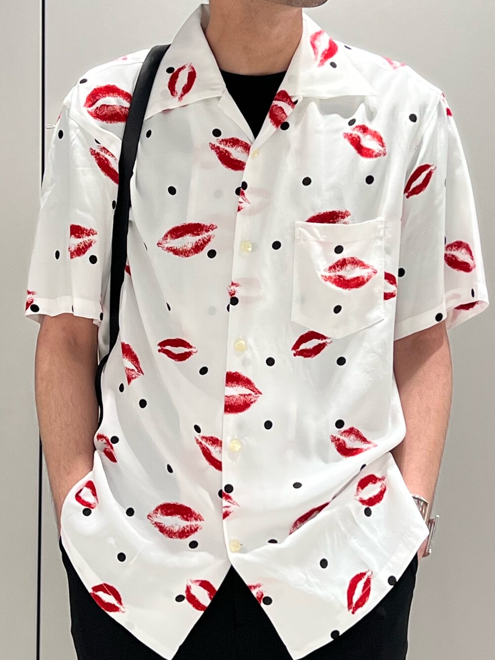 ホワイト系のシャツ/ブラウス、ブラック系のトートバッグ、ブラック系のその他パンツを着用したメンズの春コーディネートの3枚目の写真