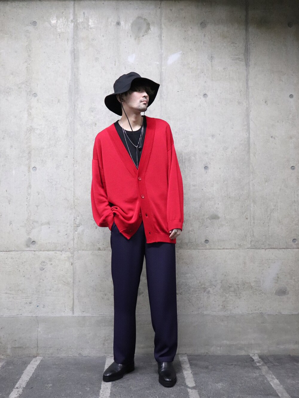 ブラック系のテーラードジャケット、レッド系のカーディガン/ボレロ、パープル系のパンツを着用したメンズの冬コーディネートの5枚目の写真