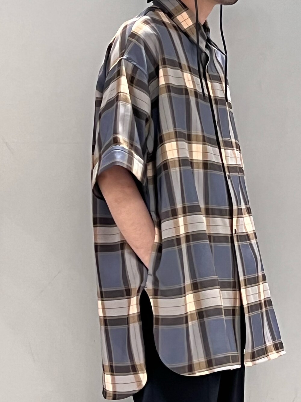 グレー系のシャツ/ブラウス、ブラック系のショルダーバッグ、ブラック系のTシャツ/カットソーを着用したメンズの春コーディネートの4枚目の写真