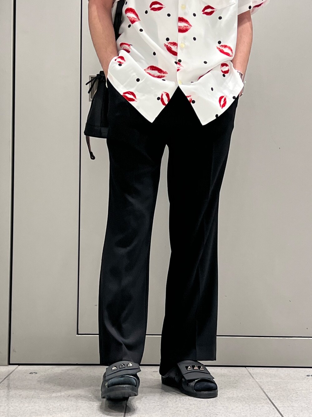 ホワイト系のシャツ/ブラウス、ブラック系のトートバッグ、ブラック系のその他パンツを着用したメンズの春コーディネートの4枚目の写真