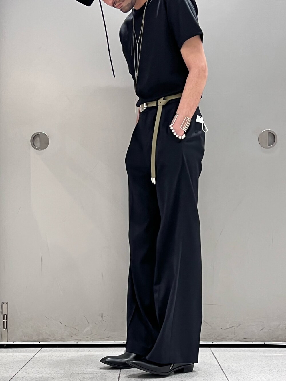 グレー系のシャツ/ブラウス、ブラック系のショルダーバッグ、ブラック系のTシャツ/カットソーを着用したメンズの春コーディネートの5枚目の写真