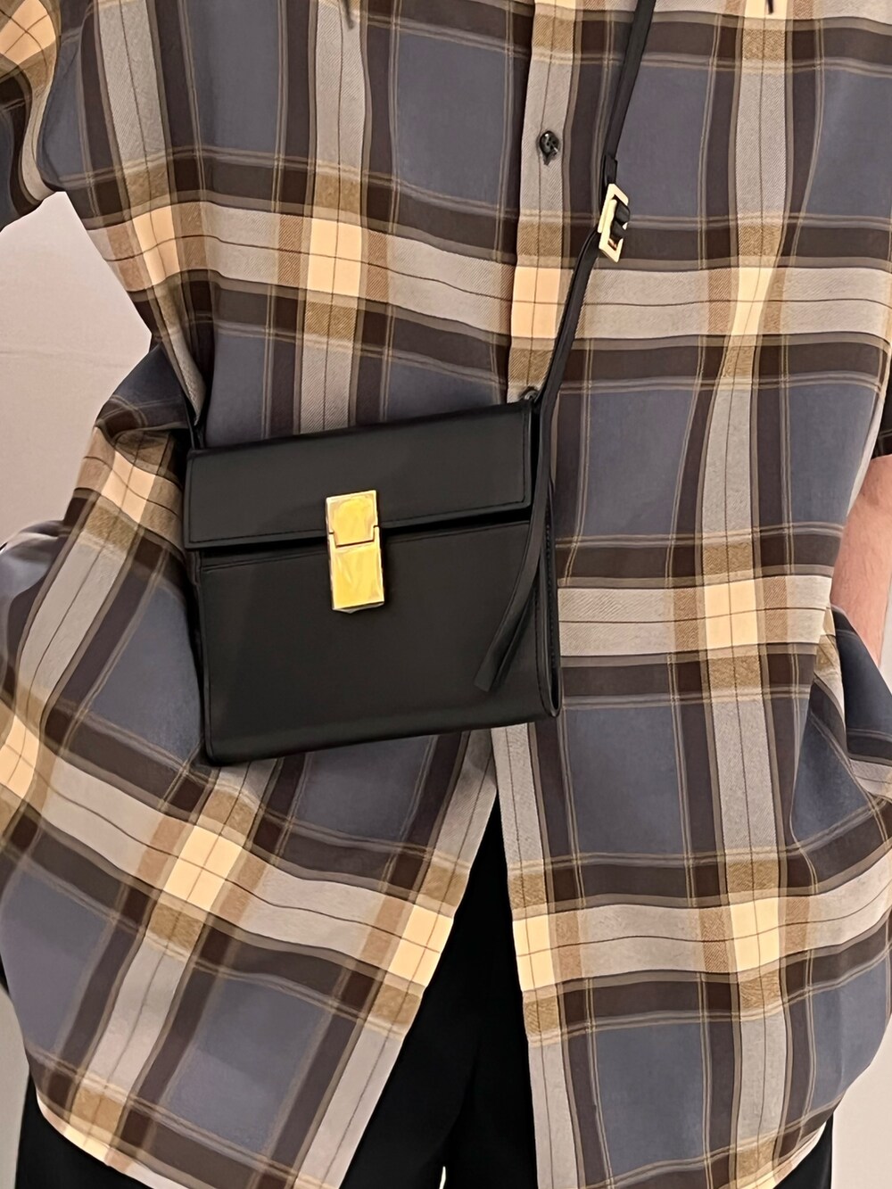 グレー系のシャツ/ブラウス、ブラック系のショルダーバッグ、ブラック系のTシャツ/カットソーを着用したメンズの春コーディネートの3枚目の写真