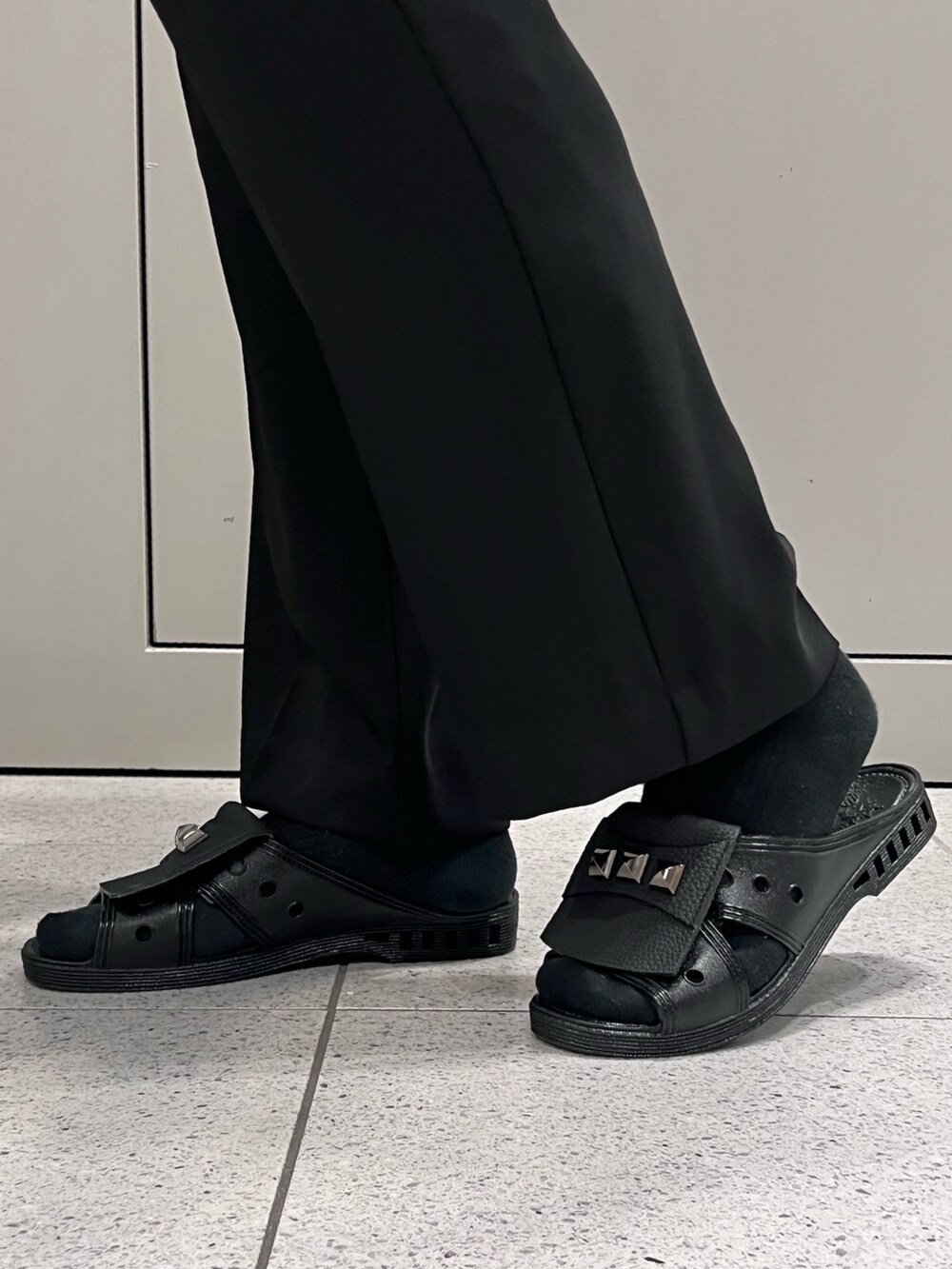 ホワイト系のシャツ/ブラウス、ブラック系のトートバッグ、ブラック系のその他パンツを着用したメンズの春コーディネートの5枚目の写真