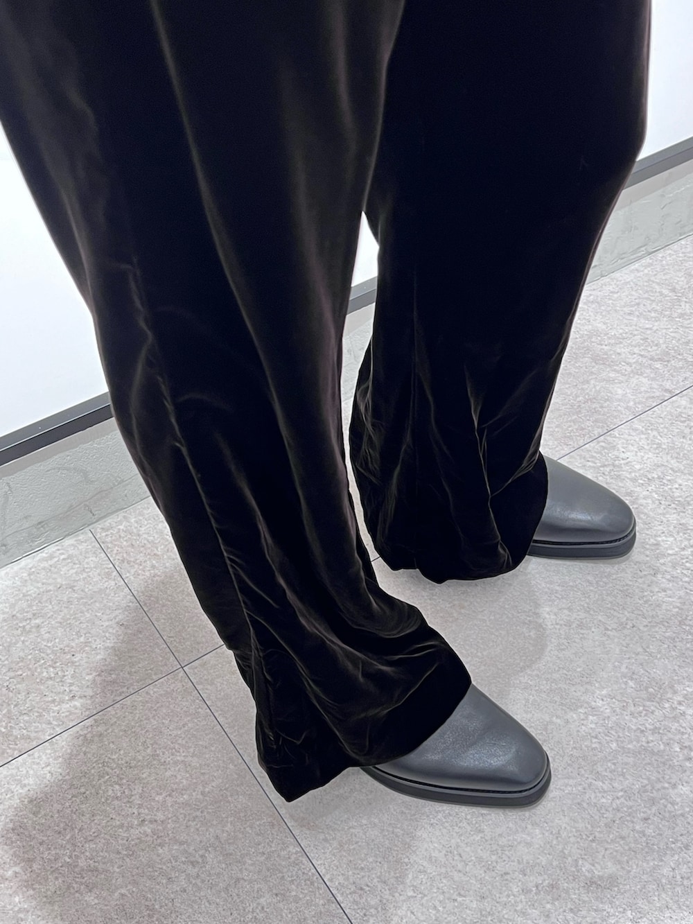 ブラウン系のその他パンツ、グリーン系のカーディガン/ボレロ、ホワイト系のシャツ/ブラウスを着用したメンズの秋コーディネートの4枚目の写真