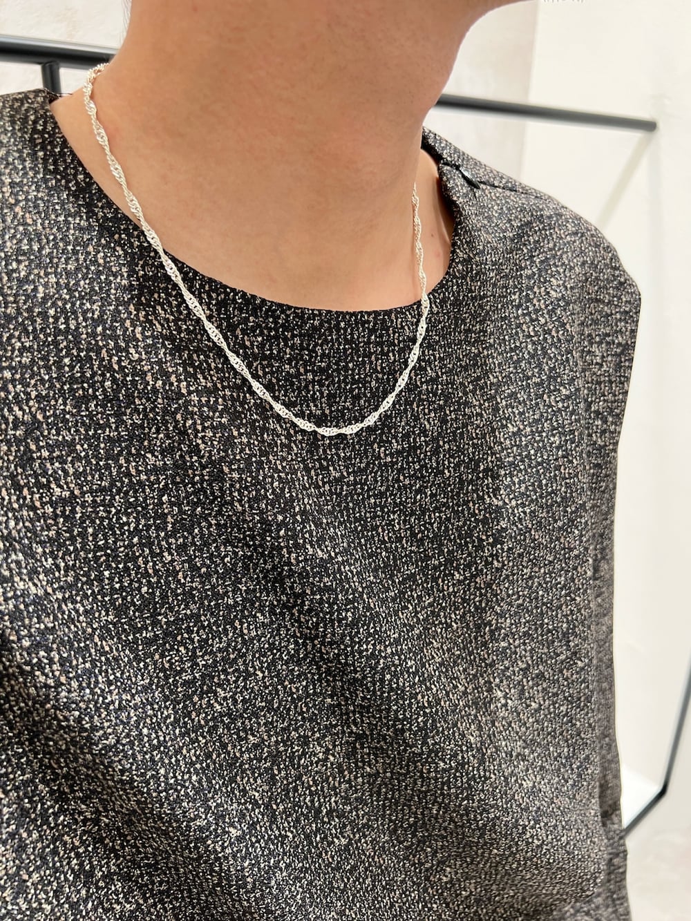 ブラック系のTシャツ/カットソー、ブラック系のその他パンツ、ブラック系のトートバッグを着用したメンズの夏コーディネートの4枚目の写真