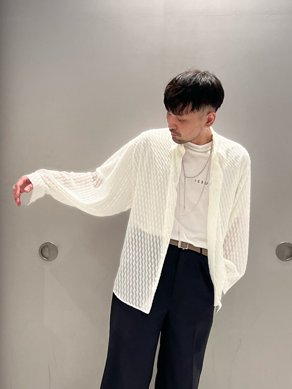 ホワイト系のシャツ/ブラウス、ホワイト系のTシャツ/カットソー、ブラック系のスラックスを着用したメンズの春コーディネートの3枚目の写真