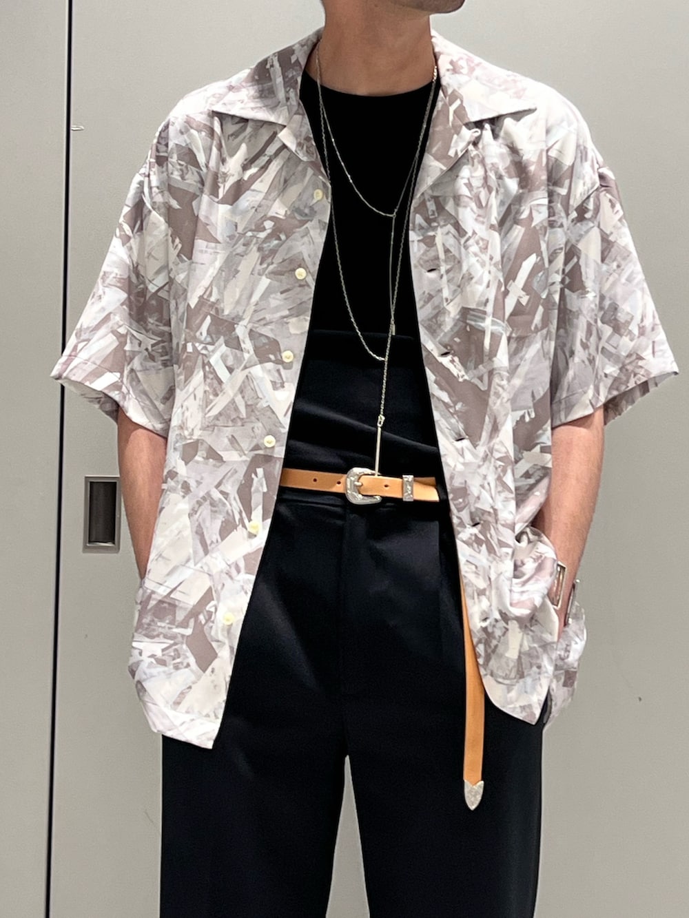 ベージュ系のシャツ/ブラウス、ブラック系のスラックス、ブラック系のドレスシューズを着用したメンズの春コーディネートの4枚目の写真