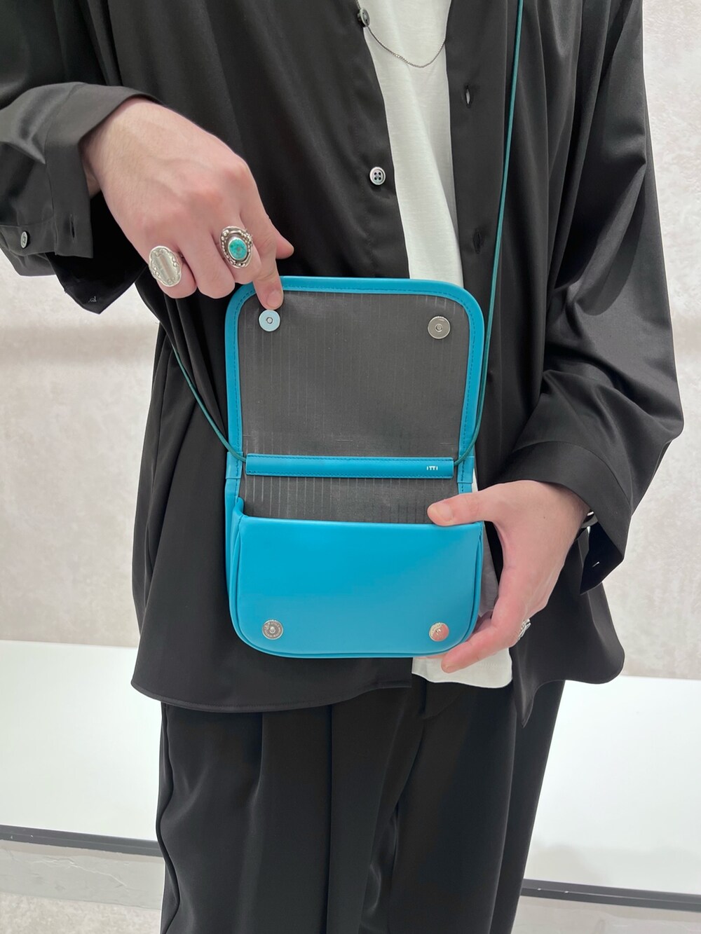 ブラック系のシャツ/ブラウス、ブルー系のショルダーバッグ、ブラック系のスラックスを着用したメンズの夏コーディネートの2枚目の写真