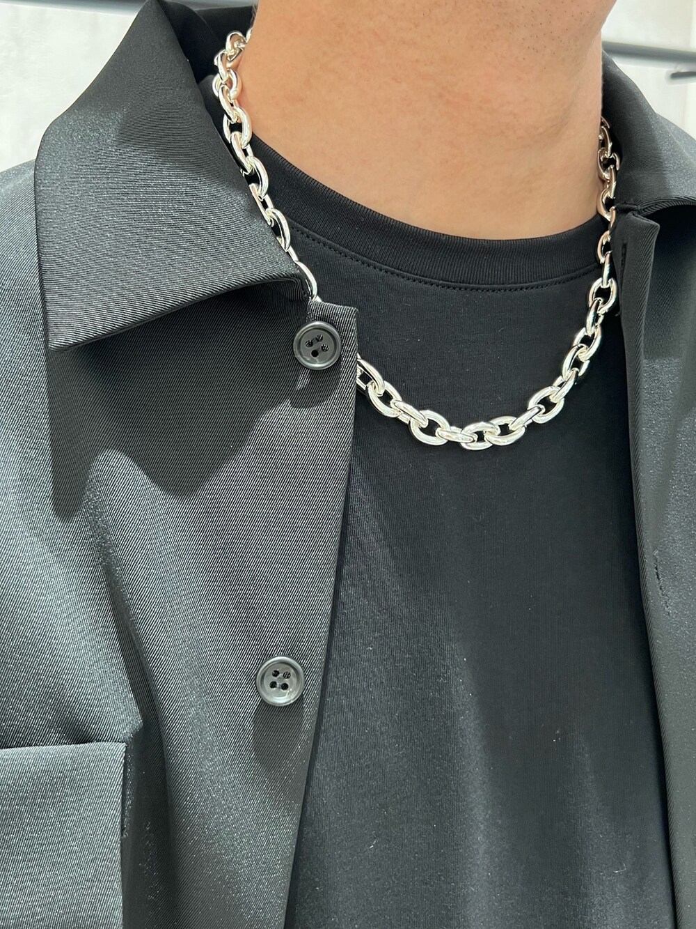 ブラック系のトートバッグ、ブラック系のシャツ/ブラウス、ブラック系のその他パンツを着用したメンズの夏コーディネートの5枚目の写真