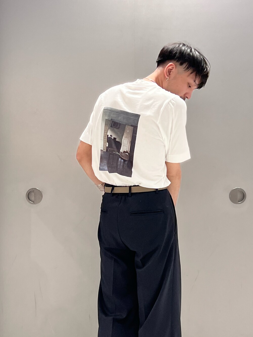 ホワイト系のシャツ/ブラウス、ホワイト系のTシャツ/カットソー、ブラック系のスラックスを着用したメンズの春コーディネートの4枚目の写真