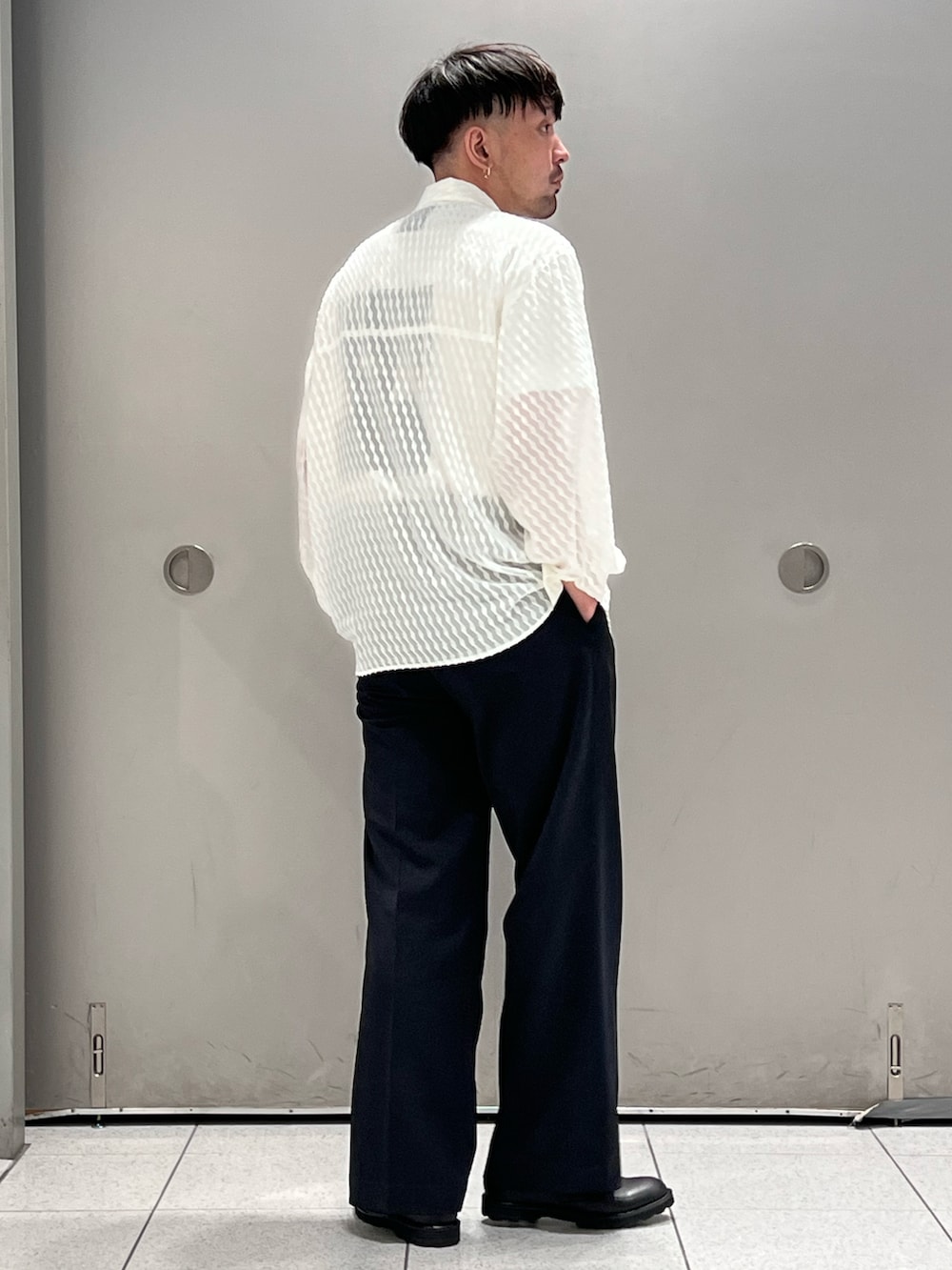 ホワイト系のシャツ/ブラウス、ホワイト系のTシャツ/カットソー、ブラック系のスラックスを着用したメンズの春コーディネートの2枚目の写真