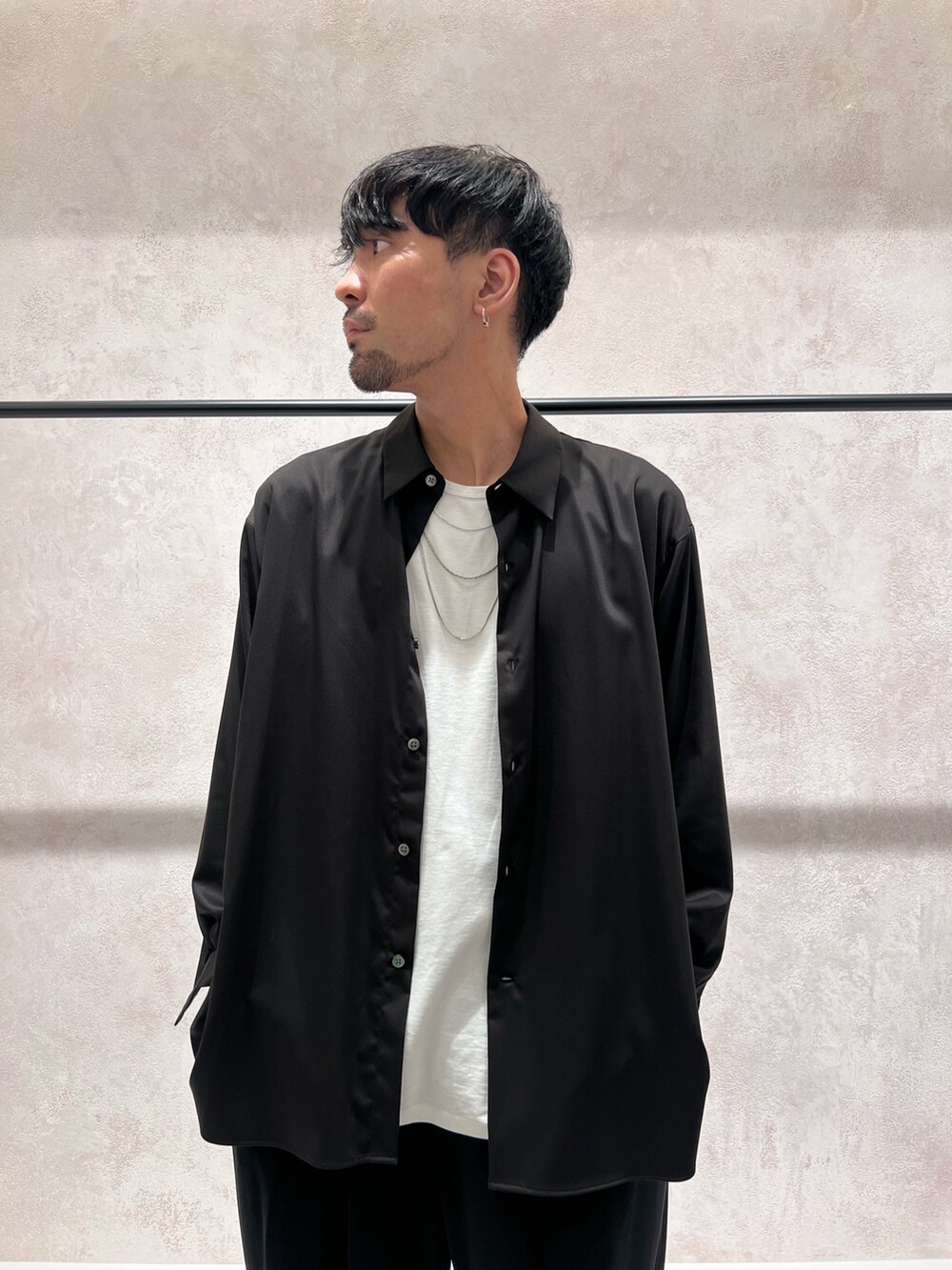 ブラック系のシャツ/ブラウス、ブルー系のショルダーバッグ、ブラック系のスラックスを着用したメンズの夏コーディネートの3枚目の写真