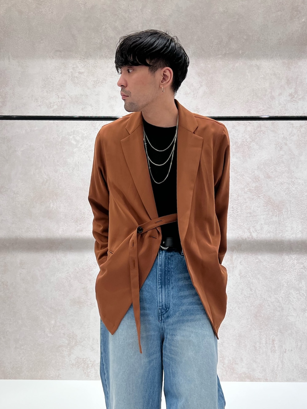 「ビッグシルエット、モード、大人カジュアル、秋服準備はじめました、厚底シューズ、タックイン、デニム、ワイドデニム、エレファントジーンズ、ブーツ、サイドゴアブーツ、フックバックルベルト、Lui's、iTTi、ウォレットショルダー」｜「Lui'sのコード付ジャケット（テーラードジャケット、イエロー系）」を使った、TOMOYOSEさん（メンズ・177cm）の夏コーディネートの2枚目の写真
