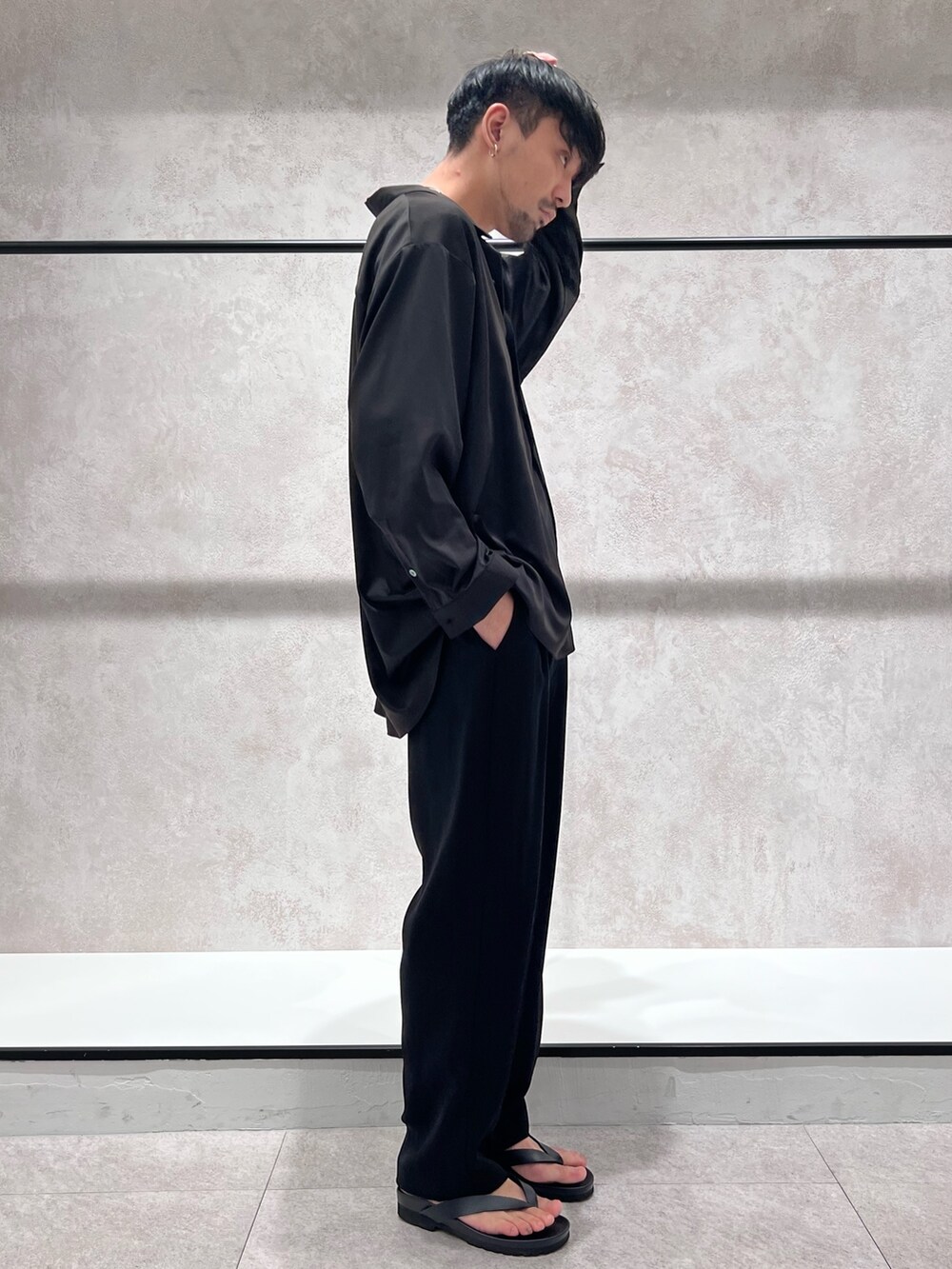 ブラック系のシャツ/ブラウス、ブルー系のショルダーバッグ、ブラック系のスラックスを着用したメンズの夏コーディネートの5枚目の写真