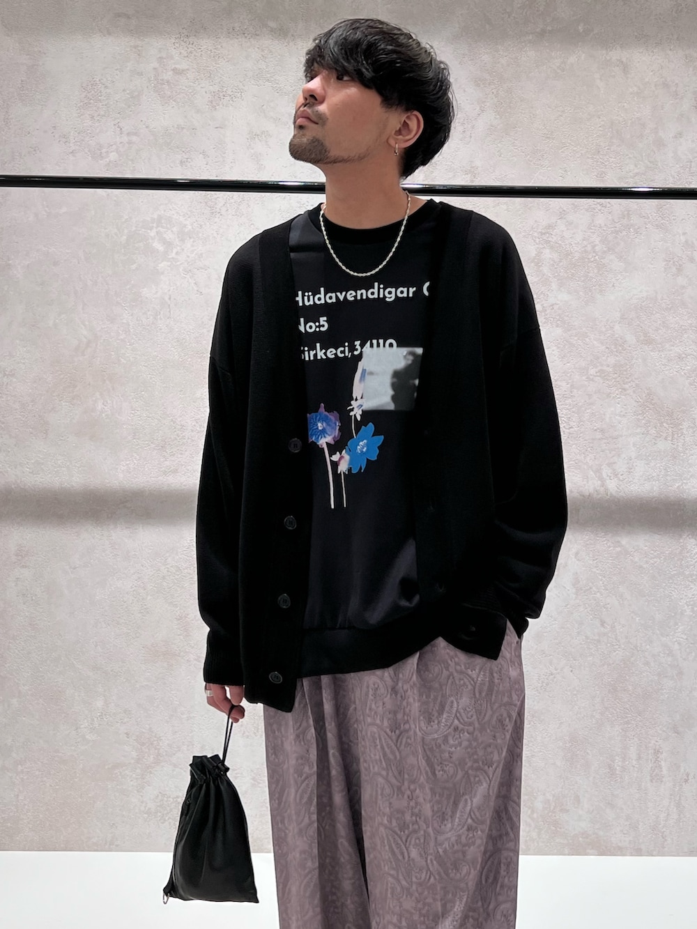 「ブーツ、カーディガン、ロンT、ミニバッグ、スウェット、ビッグシルエット、ペイズリー柄、ペイズリー、ペイズリー柄パンツ、ワイドパンツ、サイドゴアブーツ、サイドゴア、巾着バッグ、巾着、Lui's」｜「Lui'sのミラノリブカーディガン（カーディガン/ボレロ、ブラック系）」を使った、TOMOYOSEさん（メンズ・177cm）の秋コーディネートの2枚目の写真