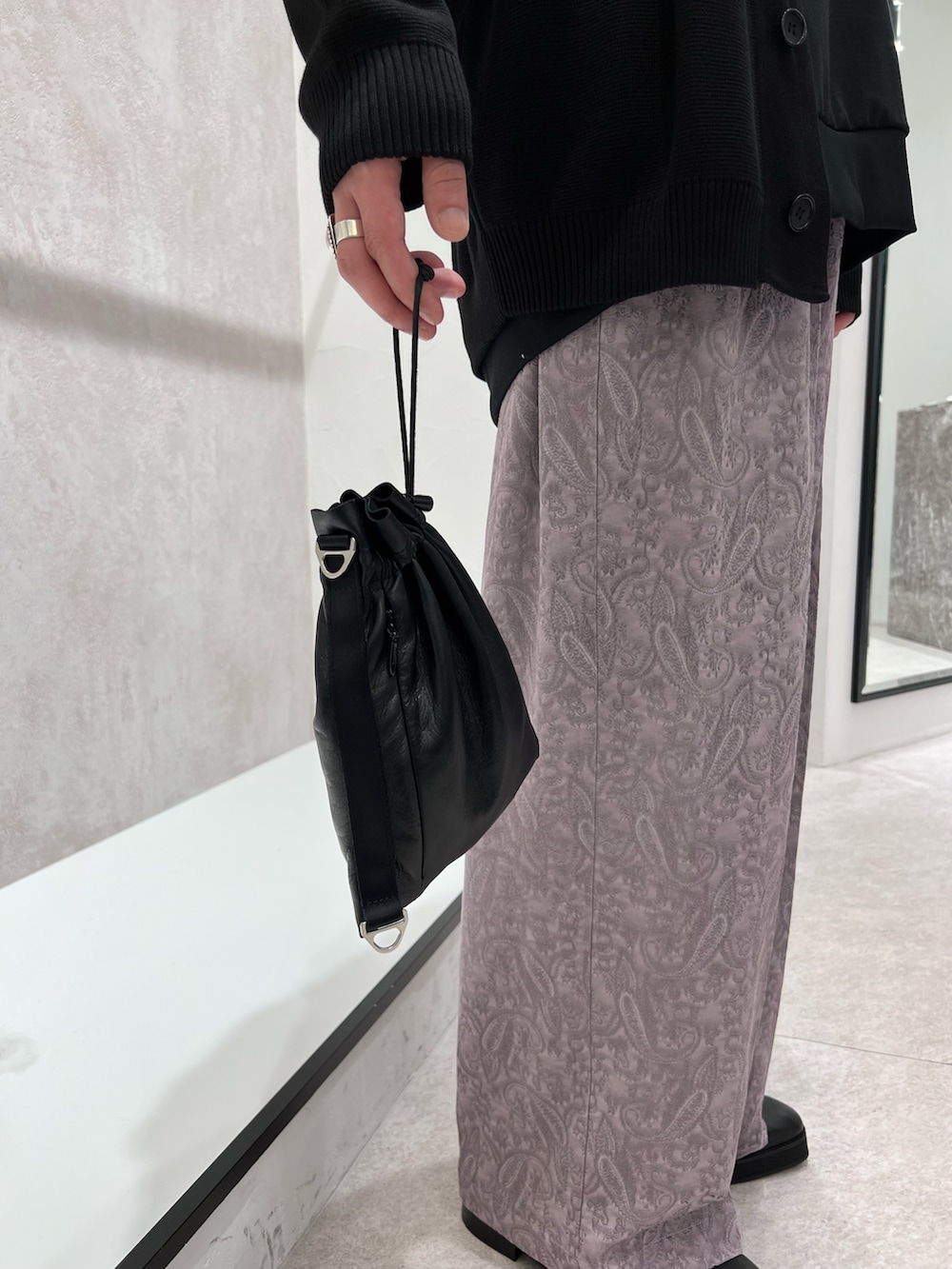 「ブーツ、カーディガン、ロンT、ミニバッグ、スウェット、ビッグシルエット、ペイズリー柄、ペイズリー、ペイズリー柄パンツ、ワイドパンツ、サイドゴアブーツ、サイドゴア、巾着バッグ、巾着、Lui's」｜「Lui'sのミラノリブカーディガン（カーディガン/ボレロ、ブラック系）」を使った、TOMOYOSEさん（メンズ・177cm）の秋コーディネートの3枚目の写真
