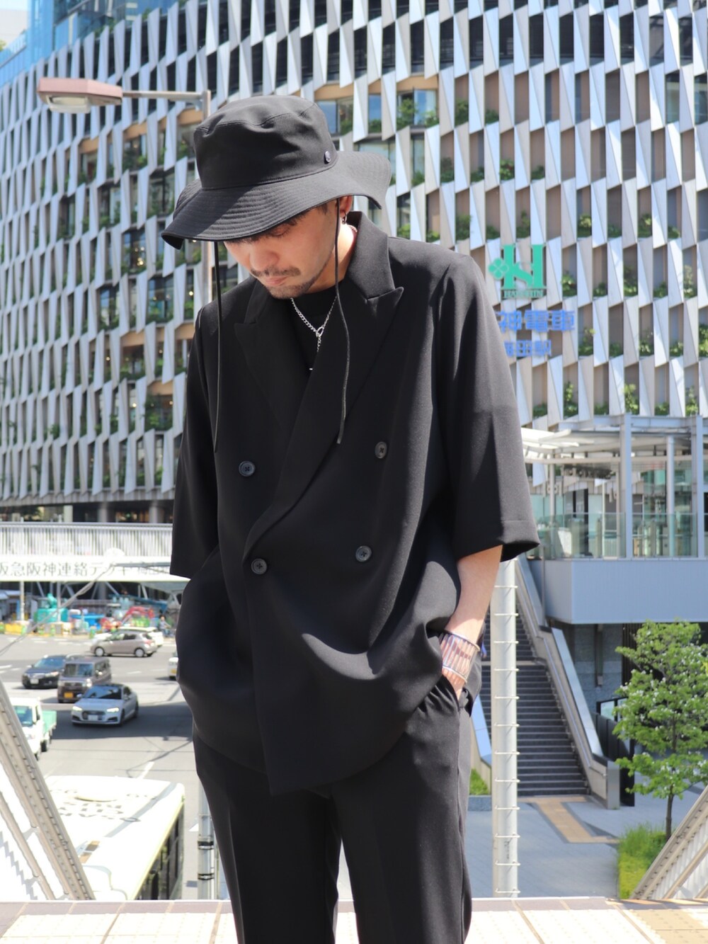 ブラック系のTシャツ/カットソー、ブラック系のテーラードジャケット、ブラック系のその他パンツを着用したメンズの春コーディネートの3枚目の写真