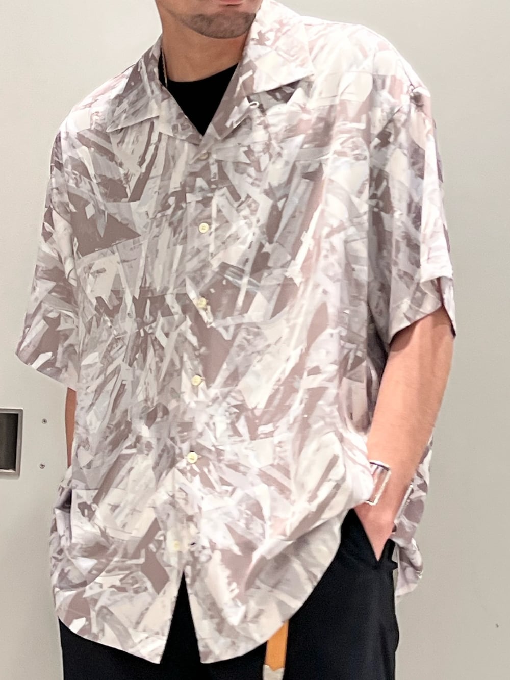 ベージュ系のシャツ/ブラウス、ブラック系のスラックス、ブラック系のドレスシューズを着用したメンズの春コーディネートの3枚目の写真