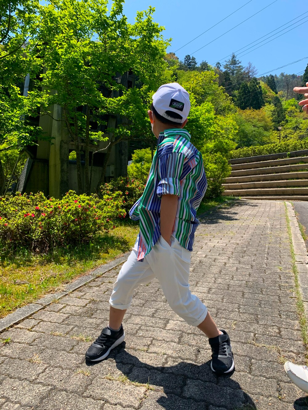 ブラック系のタンクトップ、その他のシャツ/ブラウス、ホワイト系のその他パンツを着用したキッズの春コーディネートの2枚目の写真