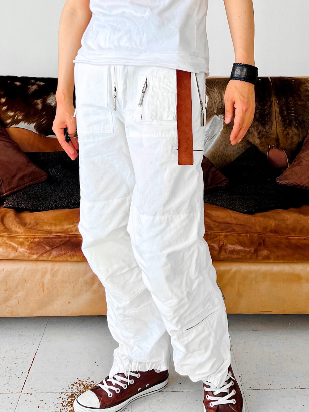 ホワイト系のポロシャツ、ホワイト系のカーゴパンツ、ホワイト系のカーゴパンツを着用したメンズの夏コーディネートの3枚目の写真