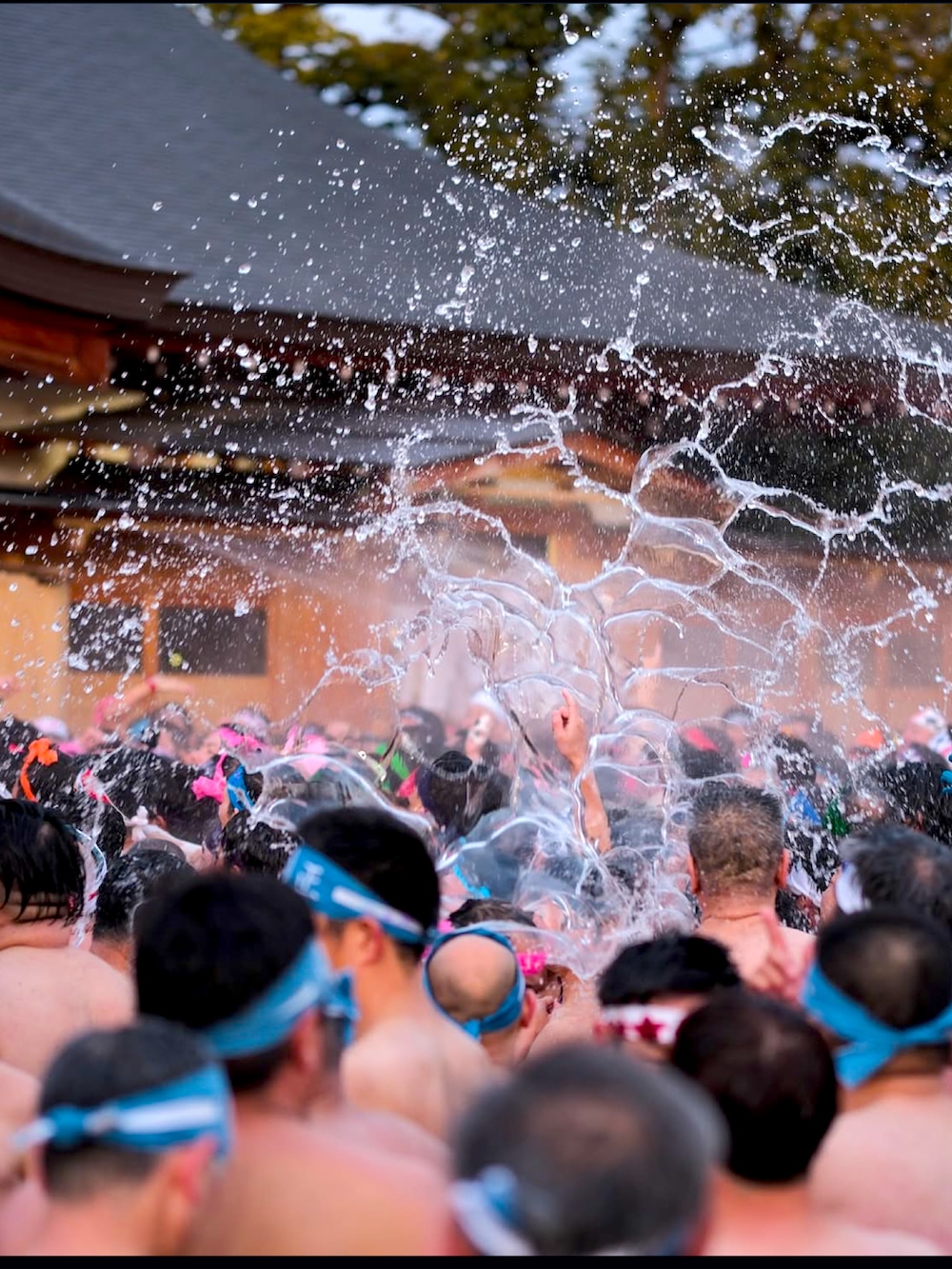 グレー系のニット/セーター、ブラック系のダウンベスト、ブルー系のデニムパンツを着用したメンズの冬コーディネートの2枚目の写真