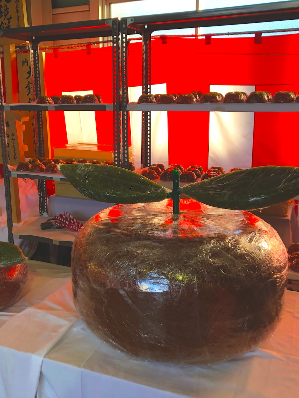 ブルー系のデニムパンツ、ブラック系のライダースジャケット、ブルー系のジャージを着用したメンズの冬コーディネートの4枚目の写真