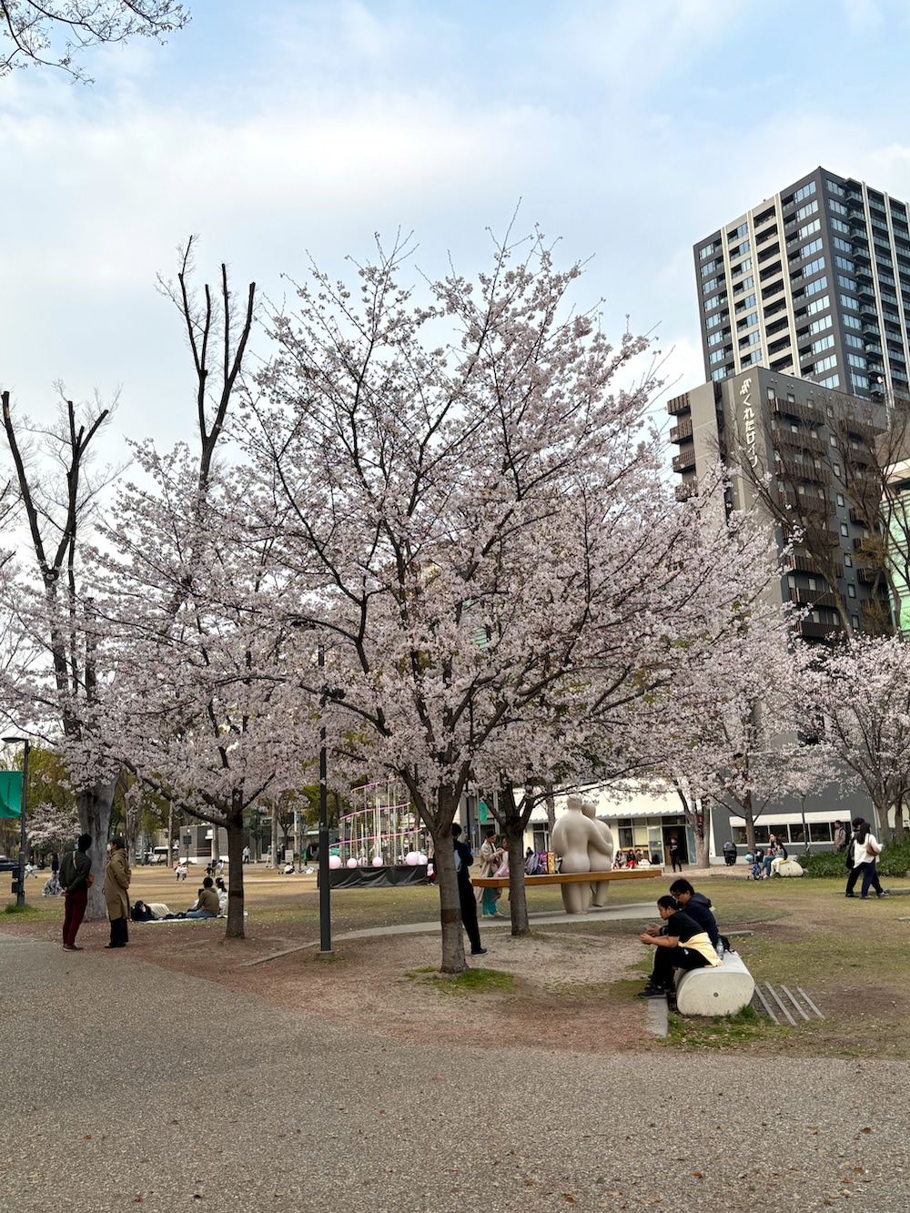 その他のチノパンツ、グリーン系のスニーカー、ブルー系のデニムジャケットを着用したメンズの春コーディネートの3枚目の写真