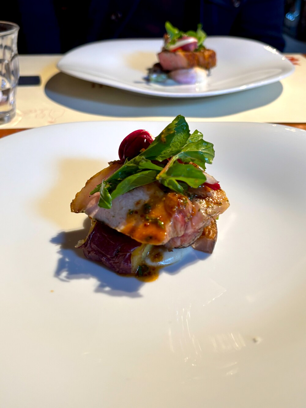 ブルー系のデニムパンツ、グリーン系のスニーカー、ベージュ系のその他トップスを着用したメンズの春コーディネートの3枚目の写真