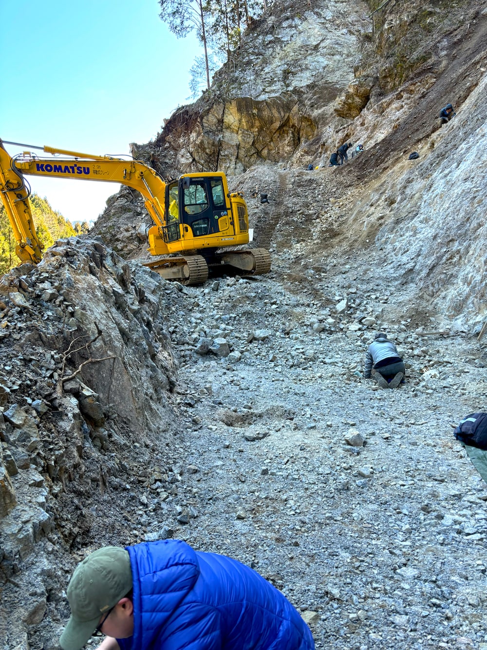 ブルー系のデニムパンツ、グリーン系のスニーカー、グリーン系のMA-1を着用したメンズの春コーディネートの3枚目の写真