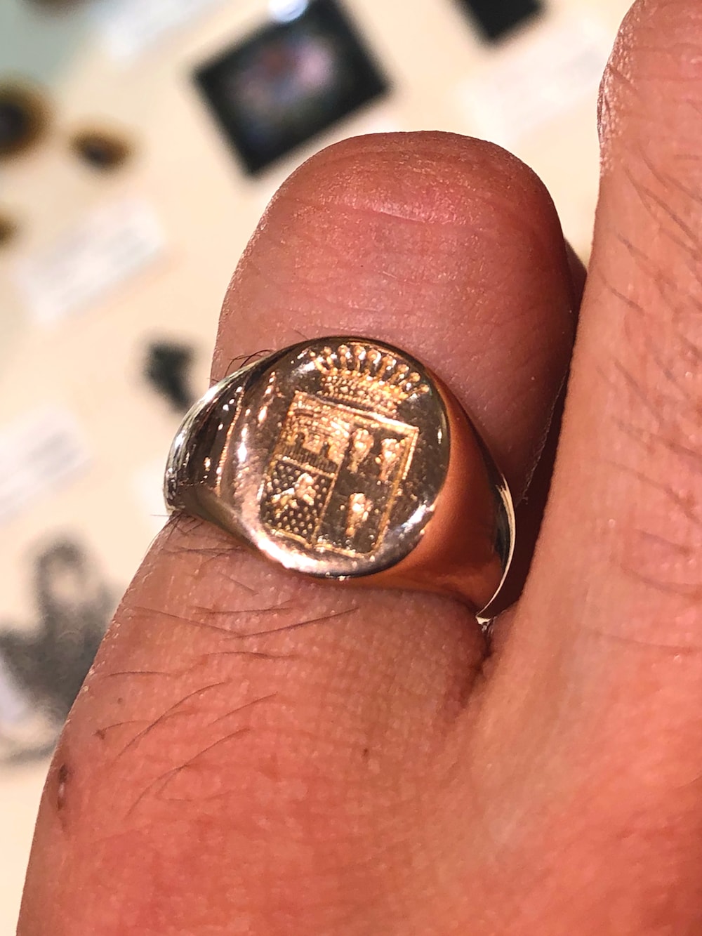 ブルー系のデニムパンツ、ブラック系のローファー、ブルー系のTシャツ/カットソーを着用したメンズの秋コーディネートの2枚目の写真