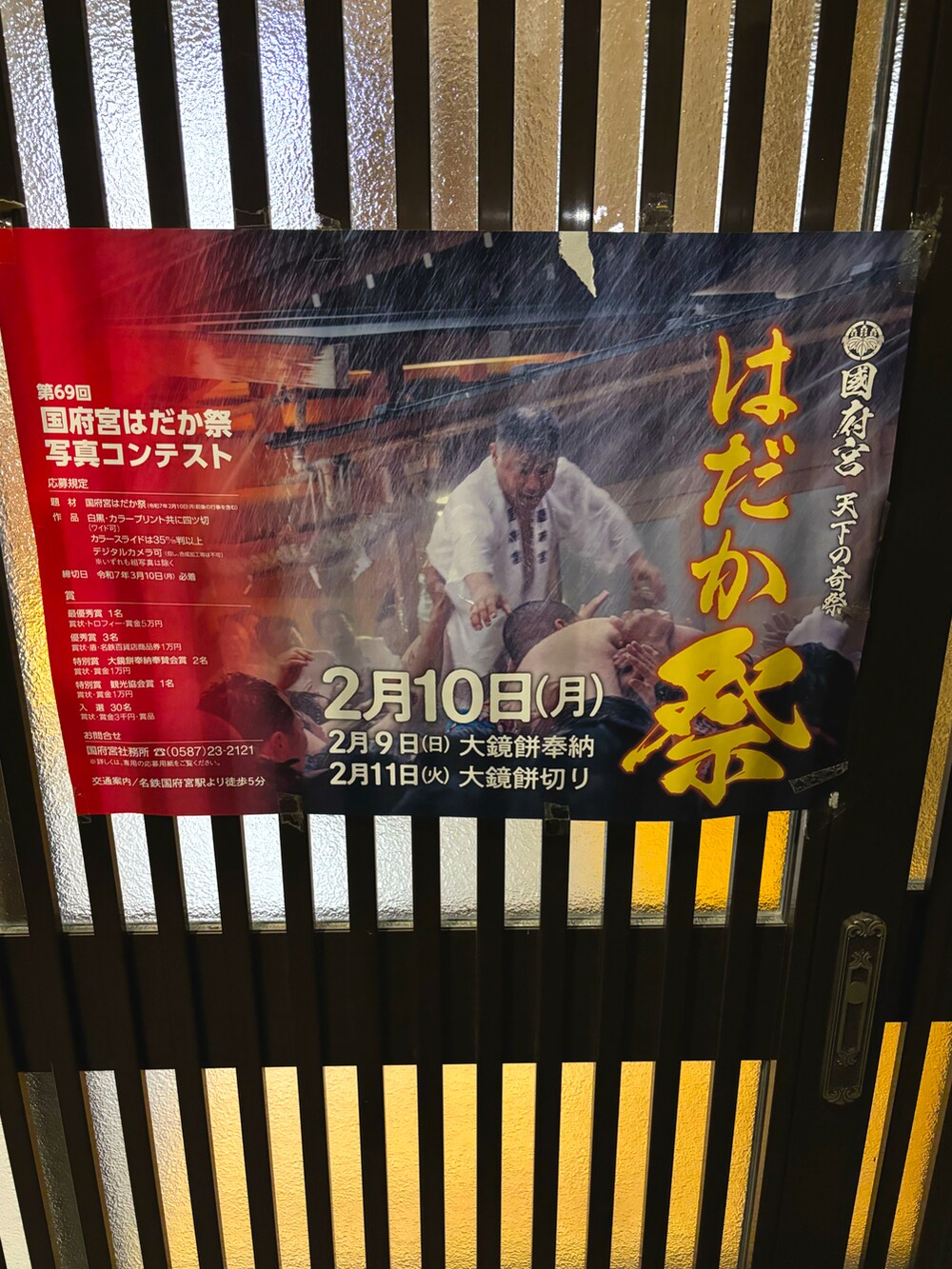 ベージュ系のその他パンツ、ブラウン系のブーツ、ブルー系のダウンジャケット/コートを着用したメンズの冬コーディネートの3枚目の写真