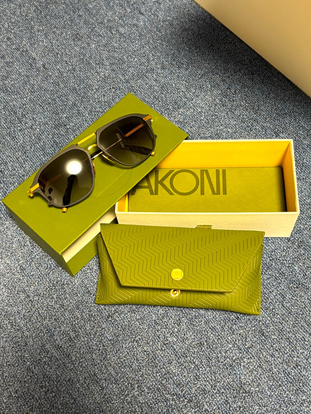 ブルー系のデニムパンツ、ブルー系のピーコート、ブラック系のサングラスを着用したメンズの冬コーディネートの2枚目の写真