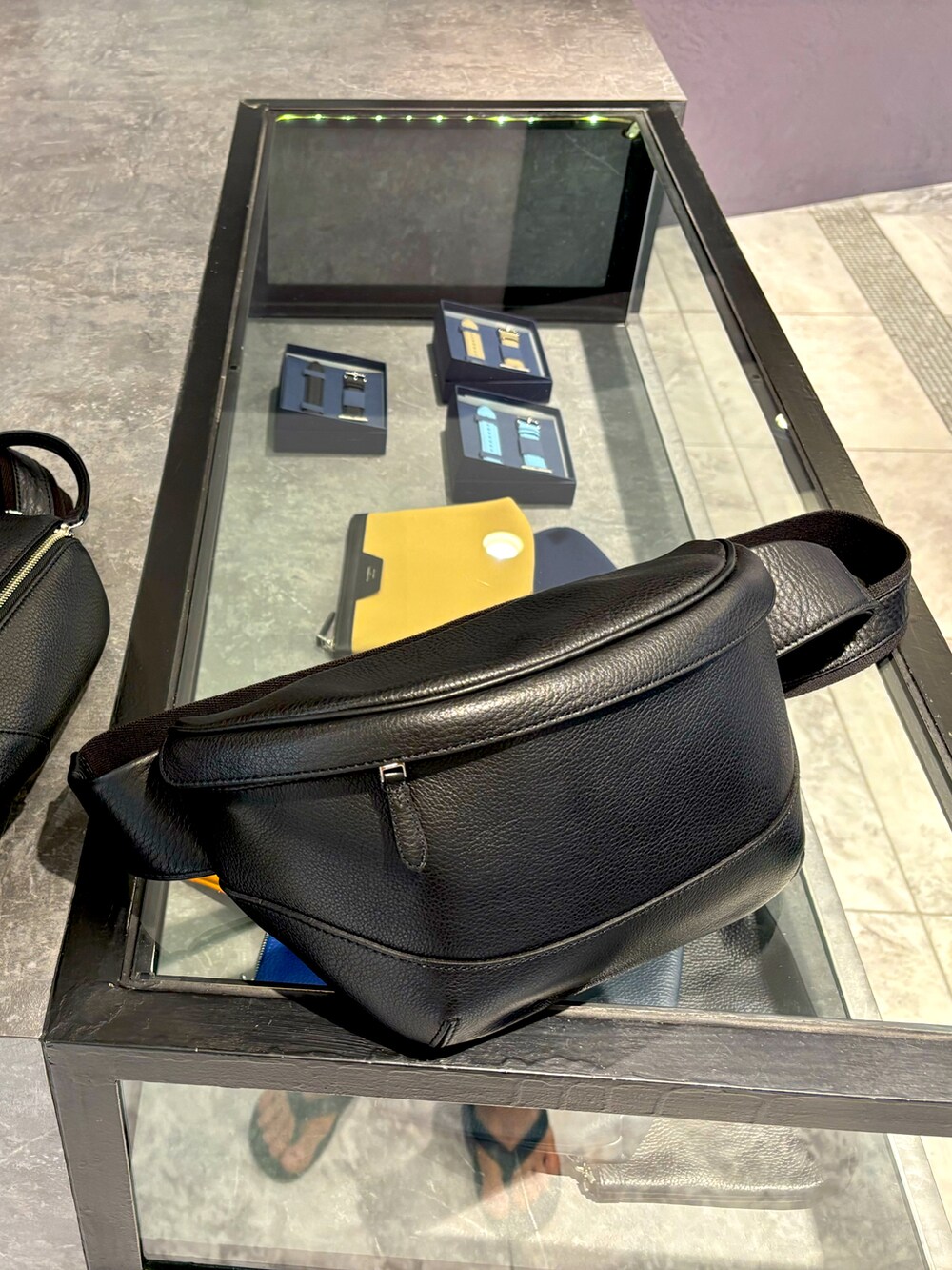 ブラック系のサンダル、ホワイト系のTシャツ/カットソー、グリーン系のその他パンツを着用したメンズの秋コーディネートの2枚目の写真