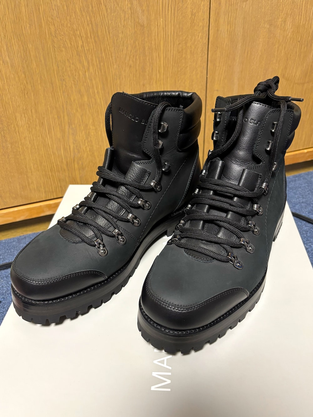 その他のチノパンツ、グリーン系のスニーカー、ブルー系のデニムジャケットを着用したメンズの春コーディネートの4枚目の写真