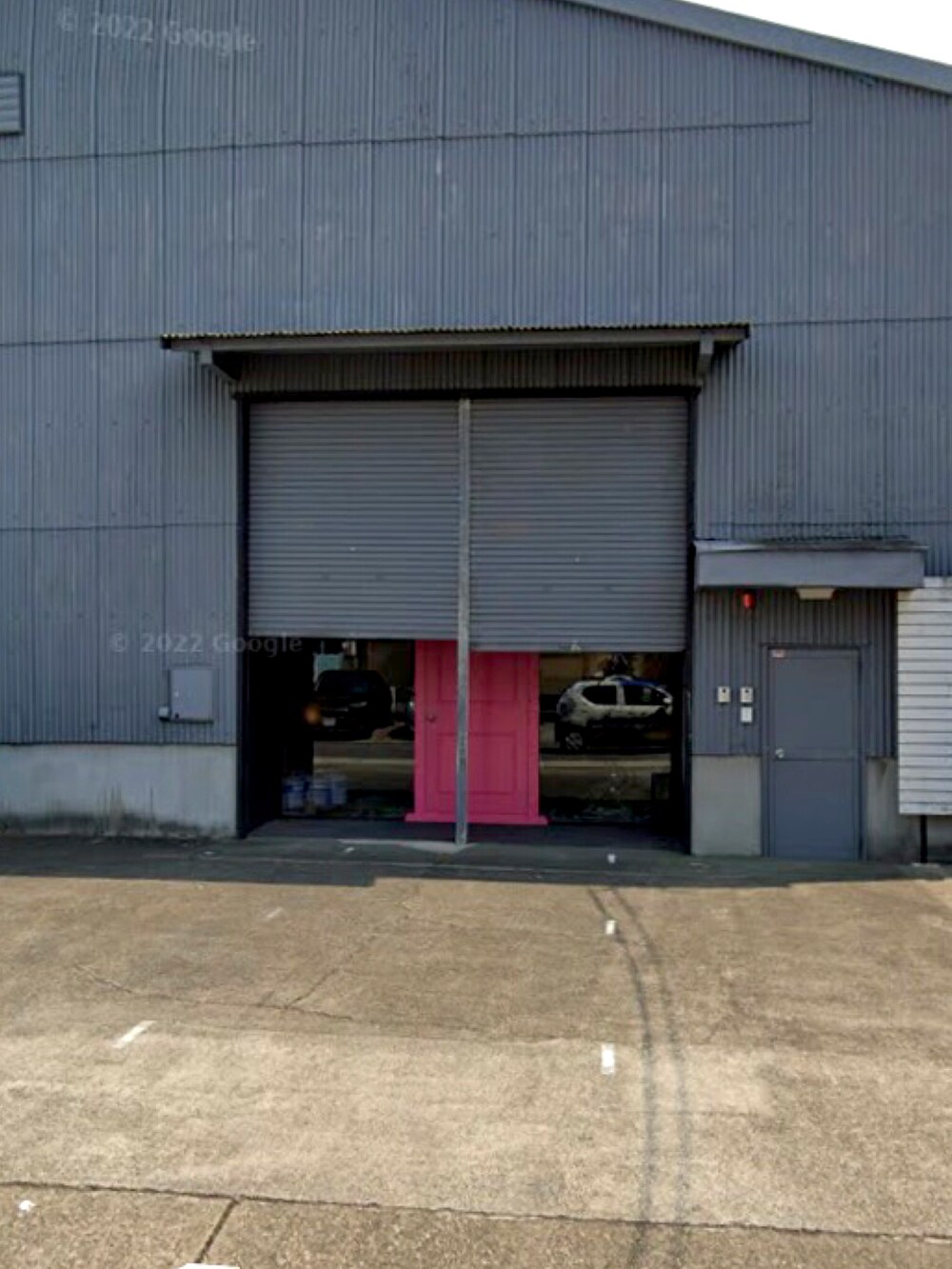 グレー系のチェスターコート、ブルー系のデニムパンツ、ブラック系のブーツを着用したメンズの秋コーディネートの3枚目の写真