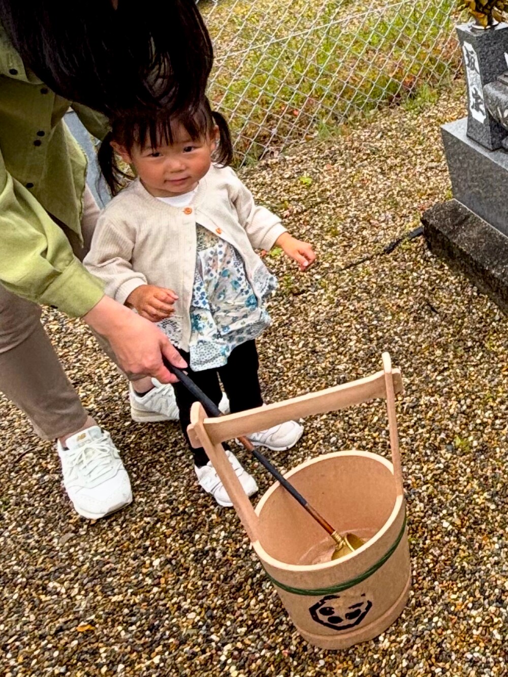 グリーン系のMA-1、ブルー系のデニムパンツ、レッド系のスリッポンを着用したメンズの春コーディネートの2枚目の写真