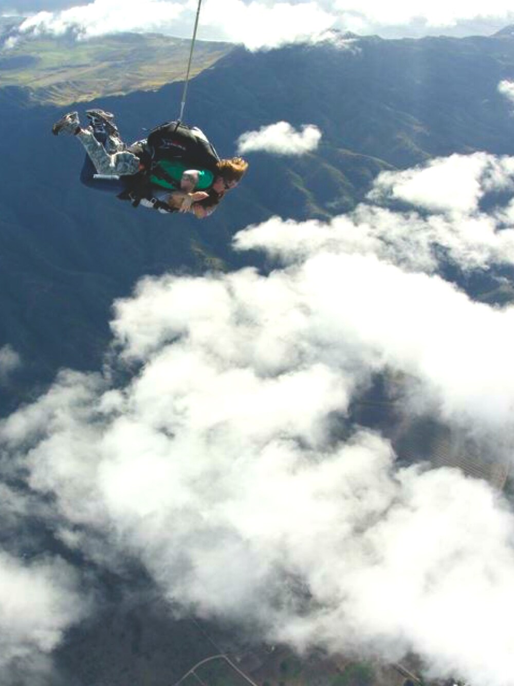 ブルー系のデニムパンツ、ブラック系のブーツ、ブラック系のTシャツ/カットソーを着用したメンズの秋コーディネートの2枚目の写真